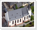 Die Hattenheimer Kirche, eingedeckt mit Naturschiefern in Altdeutscher Deckung. Die Hattenheimer Kirche, eingedeckt mit Naturschiefern in Altdeutscher Deckung.