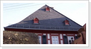Altdeutsche Schieferdeckung auf dem Pfarrhaus in Hattenheim Altdeutsche Schieferdeckung auf dem Pfarrhaus in Hattenheim
