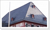 Altdeutsche Schieferdeckung auf dem Pfarrhaus in Hattenheim Altdeutsche Schieferdeckung auf dem Pfarrhaus in Hattenheim