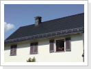 Das Dach eines Familienhauses in Hattenheim mit eleganten Grafitschwarzen Ton Ziegeln Das Dach eines Familienhauses in Hattenheim mit eleganten Grafitschwarzen Ton Ziegeln