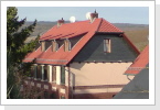 Saniertes Mehrfamilien Haus in Hattenheim. Gedeckt mit naturroten Dachziegeln Saniertes Mehrfamilien Haus in Hattenheim. Gedeckt mit naturroten Dachziegeln