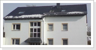Ein Mehrfamilien Haus in Hattenheim gedeckt mit Tonziegel welche eine schwarzer Edelengobe haben Ein Mehrfamilien Haus in Hattenheim gedeckt mit Tonziegel welche eine schwarzer Edelengobe haben