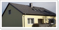 Ein zwei Familien Haus in Hattenheim gedeckt mit Tonziegel welche eine schwarzer Edelengobe haben Ein zwei Familien Haus in Hattenheim gedeckt mit Tonziegel welche eine schwarzer Edelengobe haben
